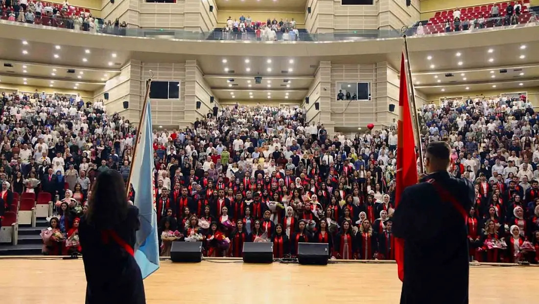 ERÜ Eğitim Fakültesi yeni mezunlarını verdi