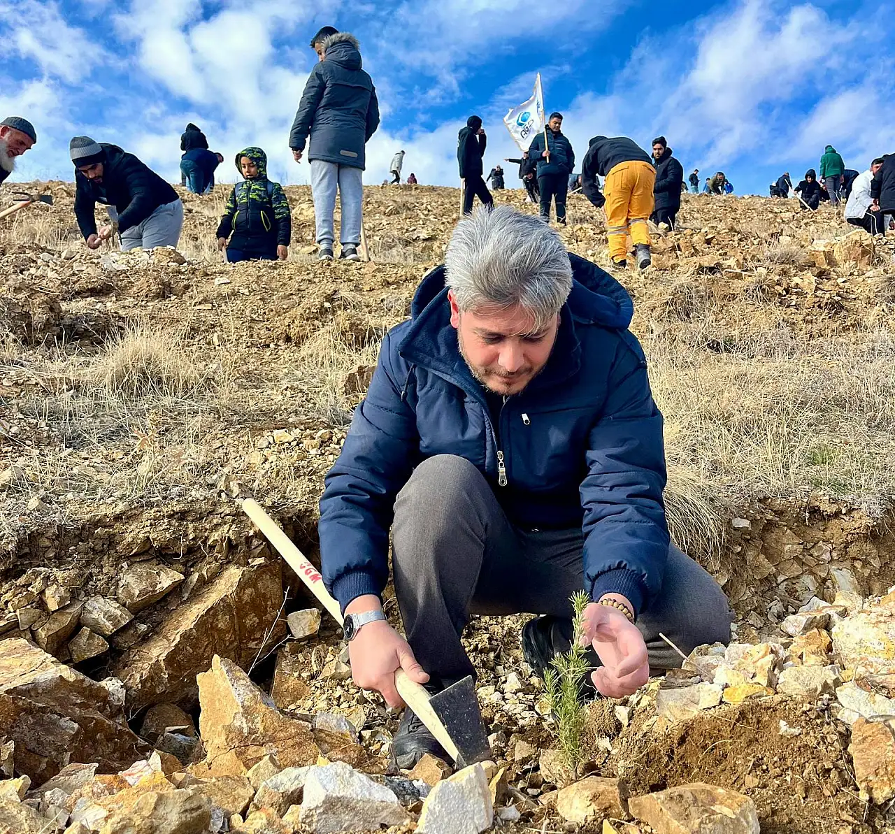 Saadet Partisi İl Başkanlığı fidanları toprakla buluşturdu