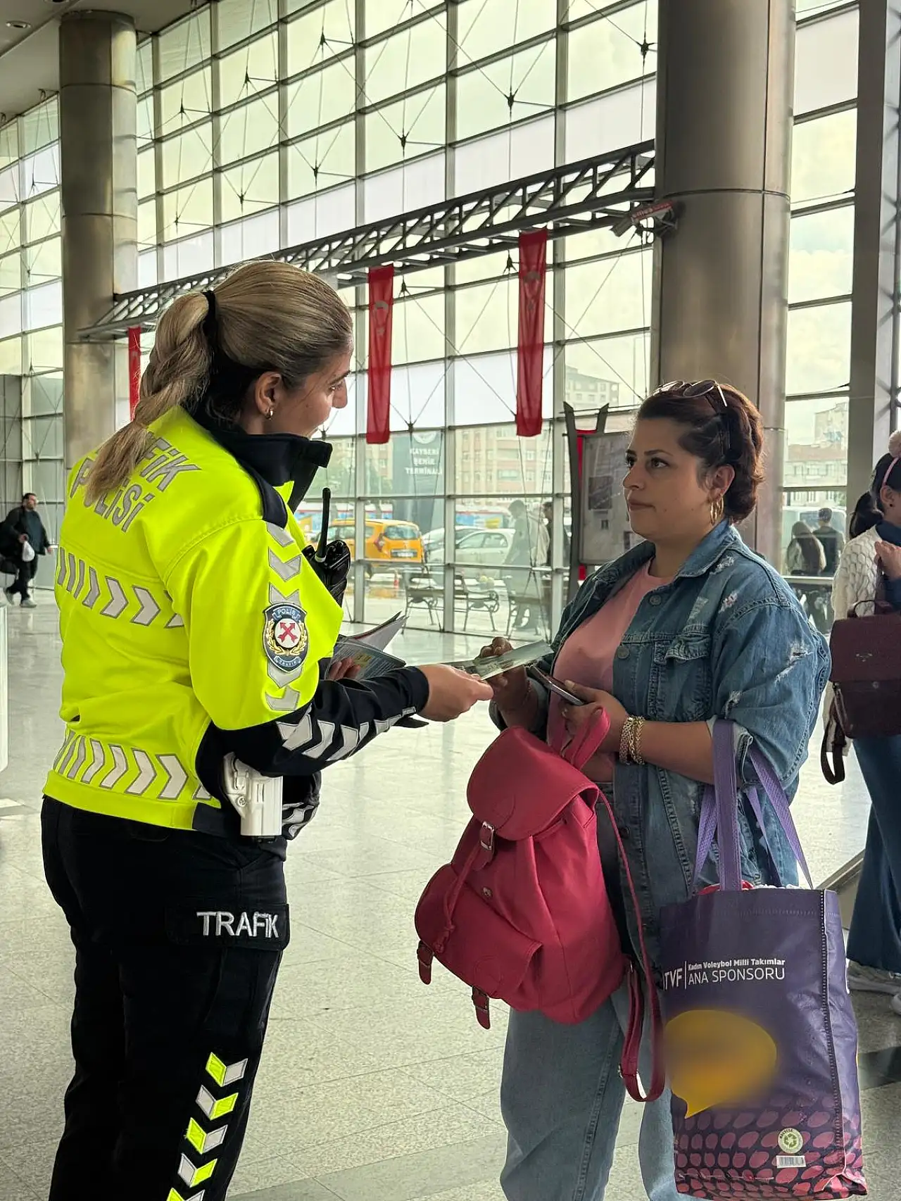Trafik ekipleri bayram öncesi otogarda: Emniyet kemeri hayat kurtarır