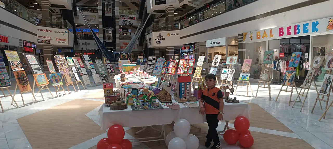 Melih Eymen'in yıl sonu sergisi büyük beğeni topladı
