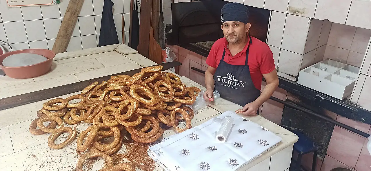 Dükkanında düşürülen altının sahibini arıyor