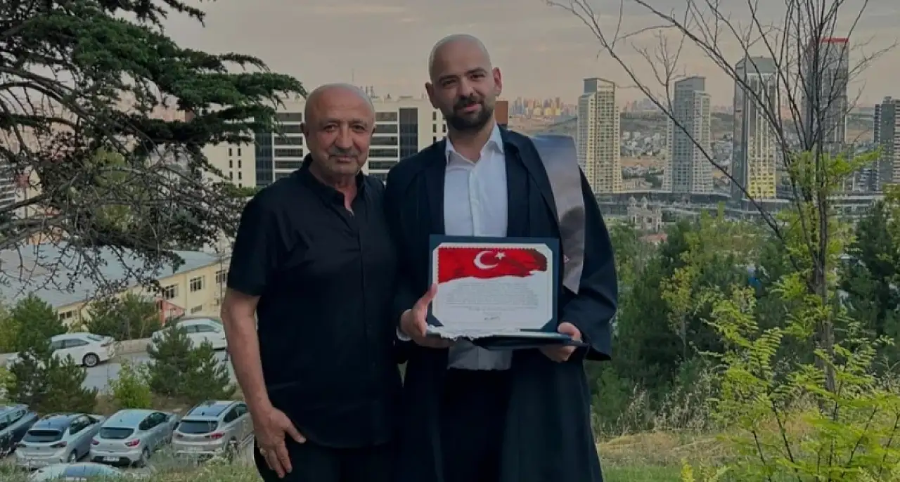 Derece ile diplomasını aldı, bozkurt selamı vererek kutladı