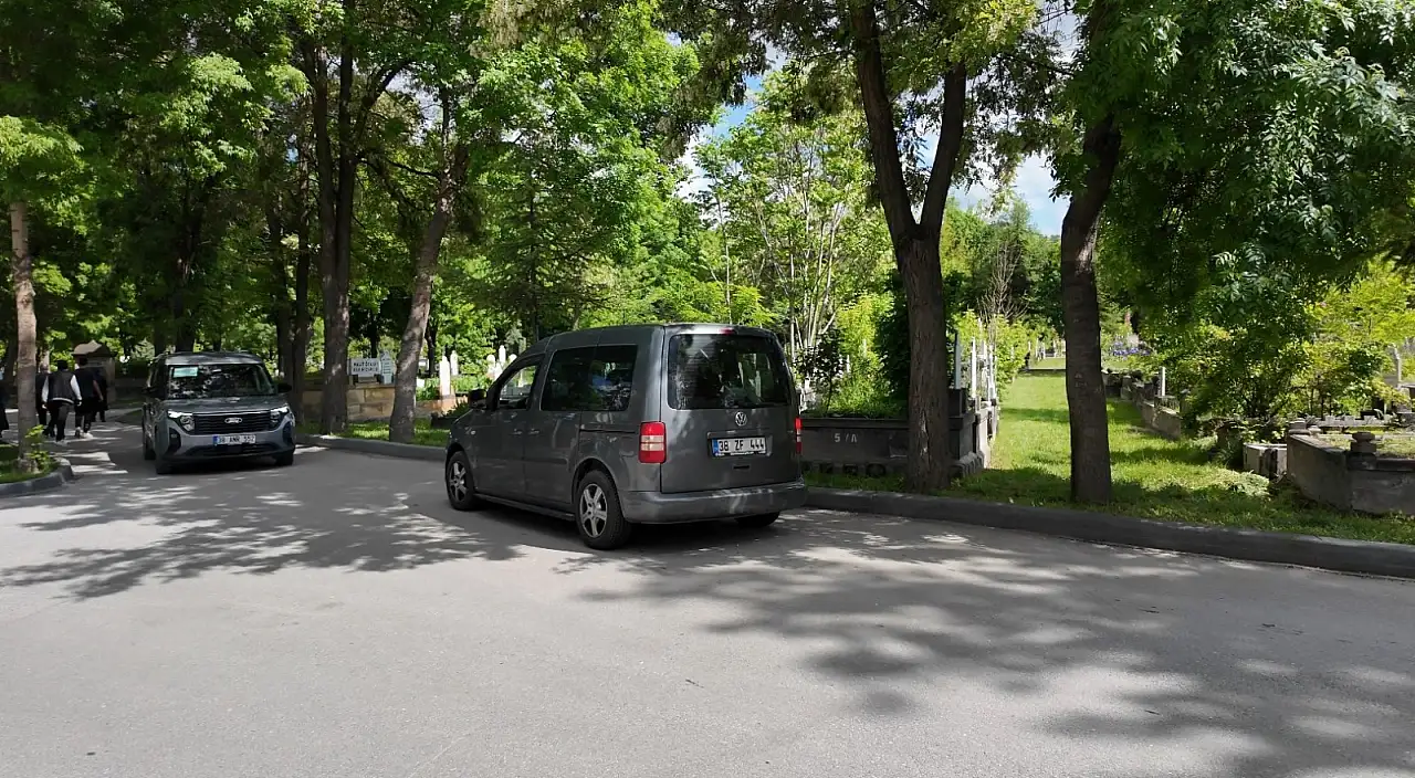 Kayseri Büyükşehir'den bayramda mezarlık hizmeti