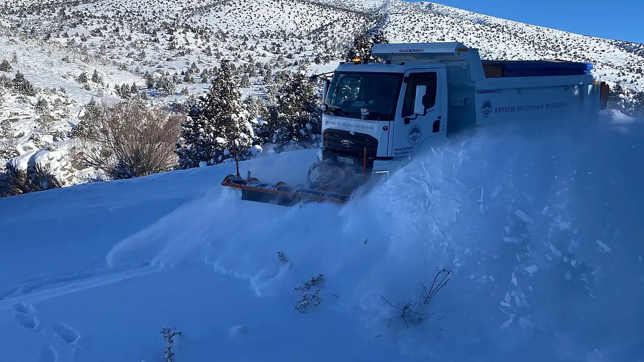 Kırsalda kapalı yol kalmadı: 266 mahalle yolunu ulaşıma açıldı