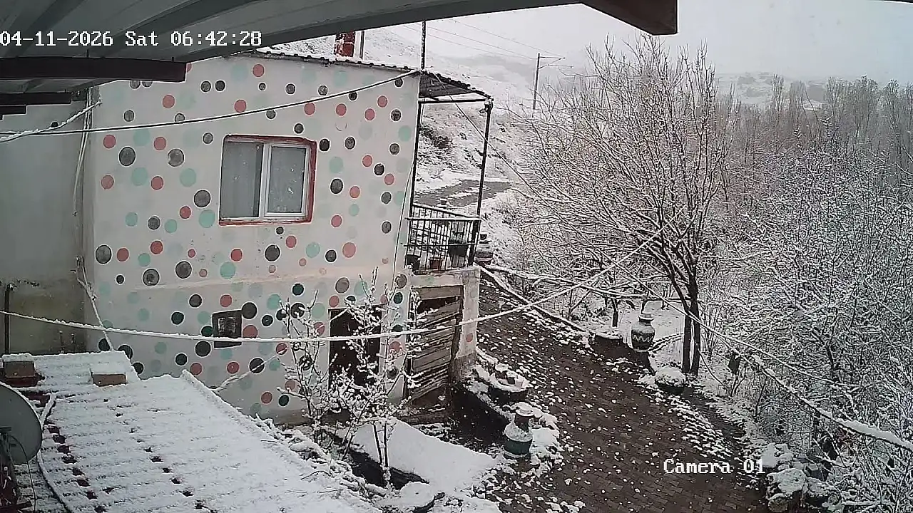 Yeşilhisar'da etkili olan kar yağışı ilçeyi beyaza bürüdü