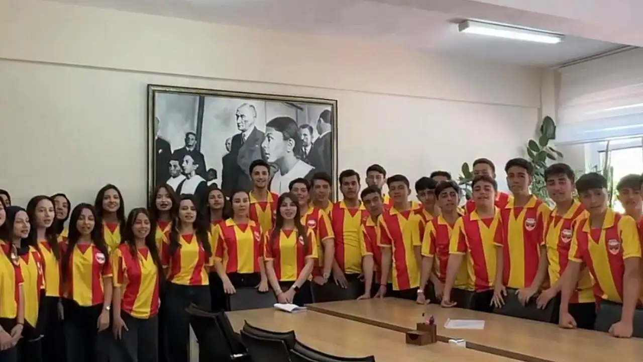 Vekil Ersoy, Kayserili öğrencilerin yüzünü güldürmeye devam ediyor