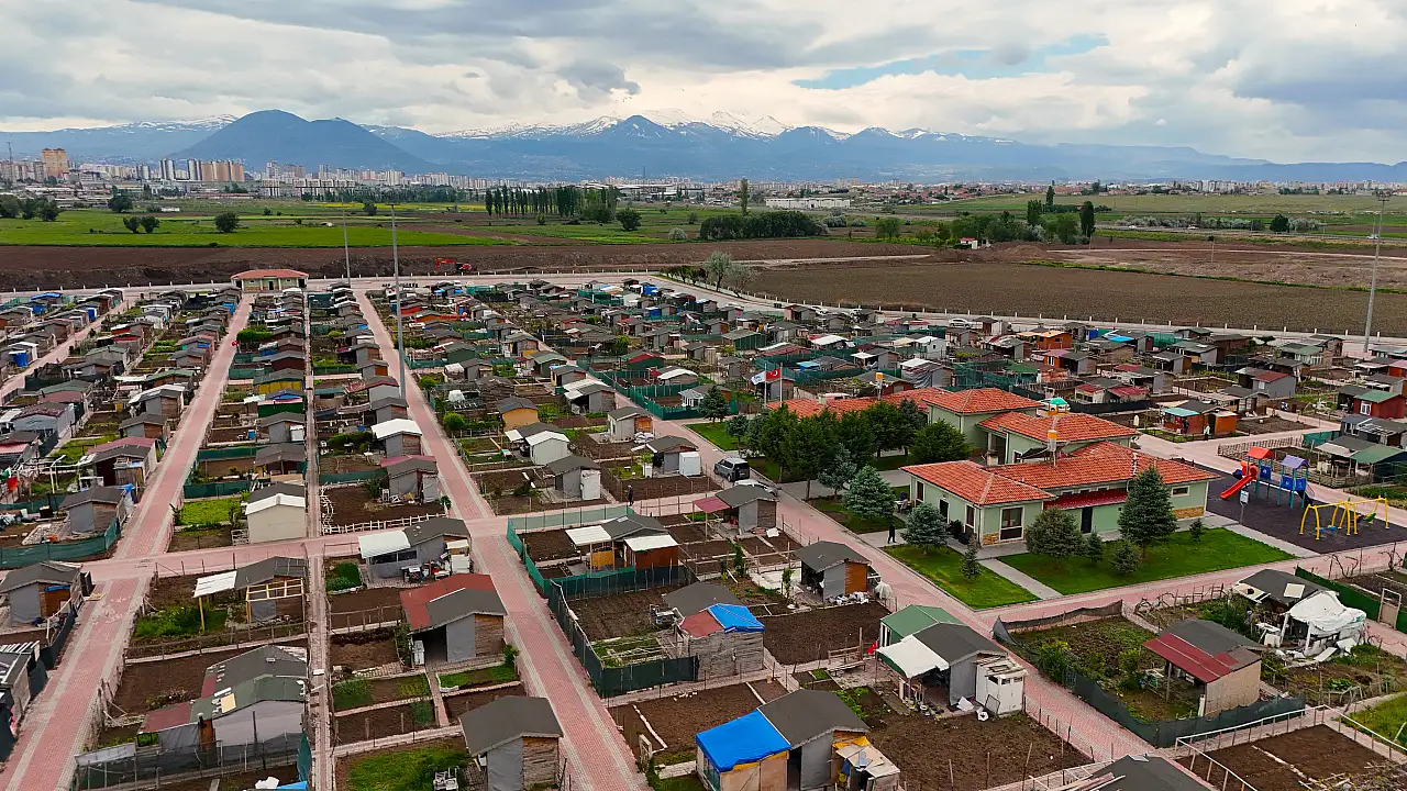 Büyükşehir'den emeklilere ücretsiz fide desteği