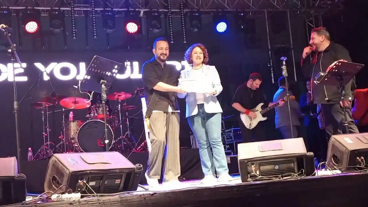 Ünlü müzik grubuna sahnede gelen sürpriz: Yıllar sonra gelen üniversite diploması