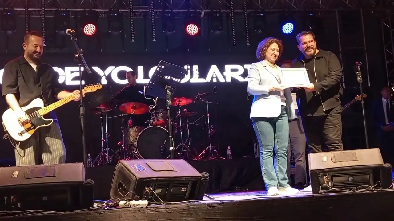 Ünlü müzik grubuna sahnede gelen sürpriz: Yıllar sonra gelen üniversite diploması