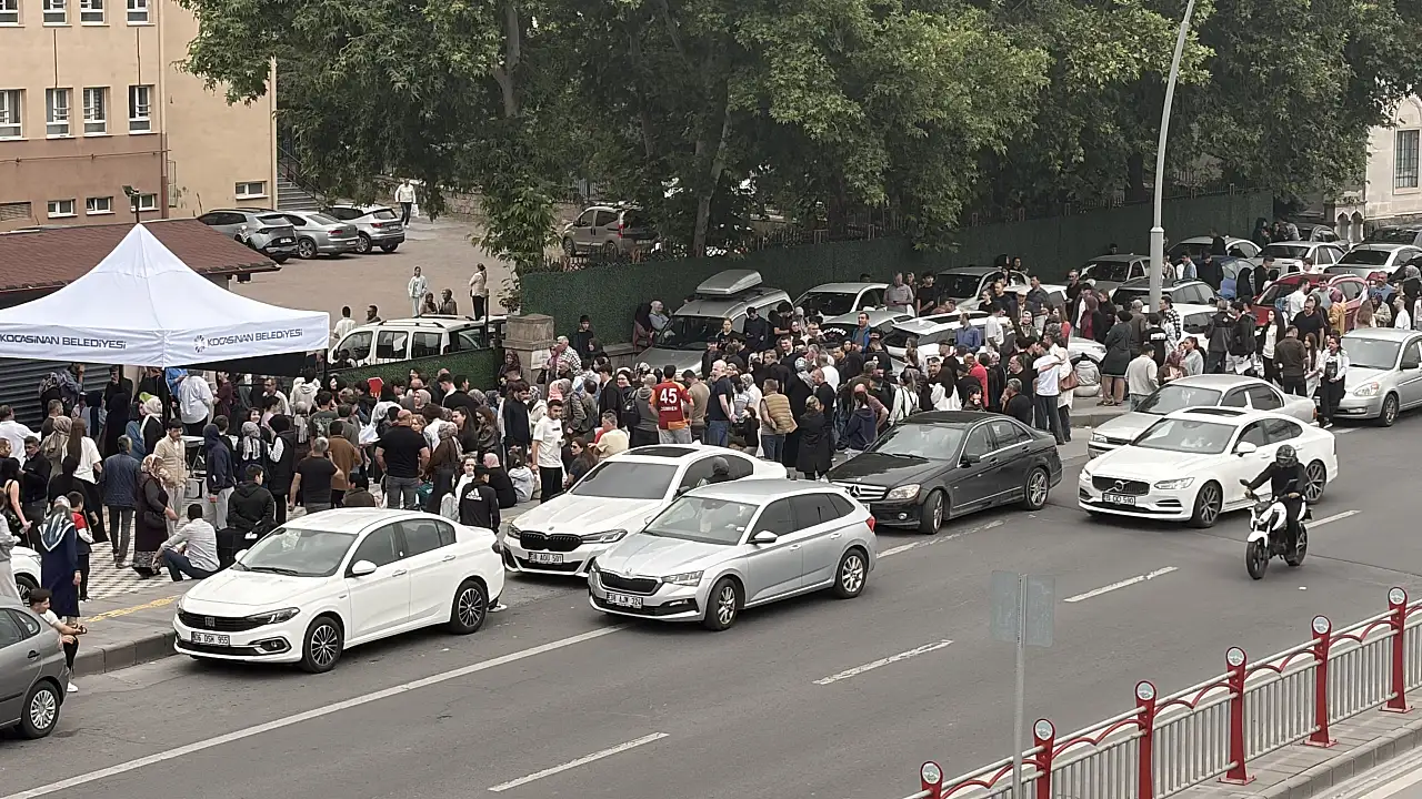 Kayseri'de YKS'ye 2 dakika geç kalan genç gözyaşlarına boğuldu