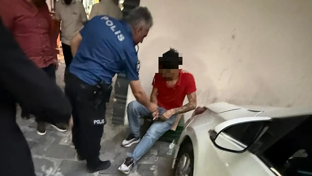 Kayseri'de kız meselesi yüzünden bıçakla yaralanan genç, esnafa sığındı