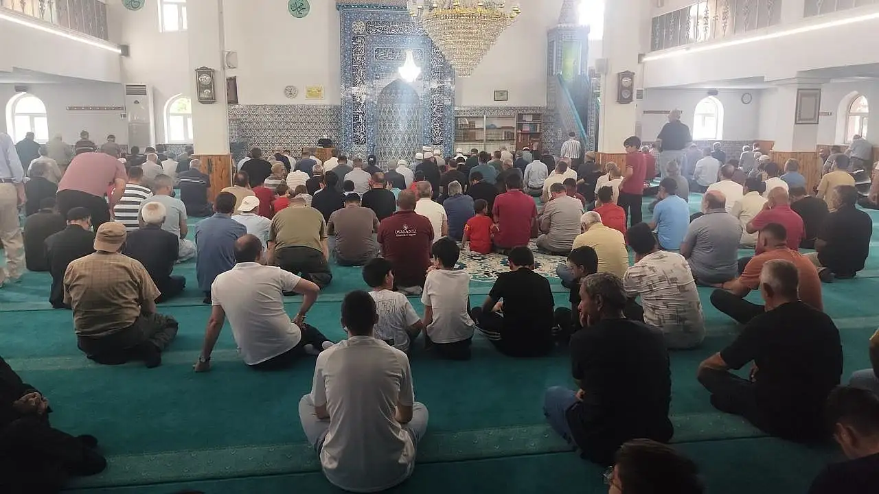 'Gençler camiden koptu' deniyordu… Kayseri'de tablo dikkat çekti