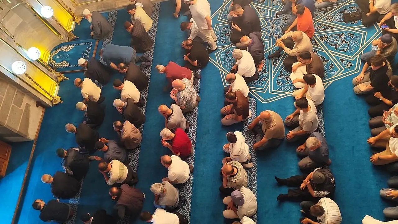 'Gençler camiden koptu' deniyordu… Kayseri'de tablo dikkat çekti