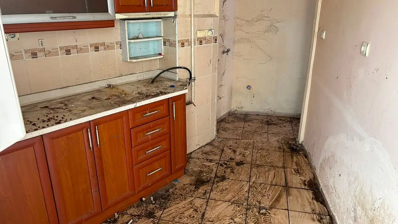 Yaşlı çiftin evinden kamyon dolusu çöp çıkartıldı