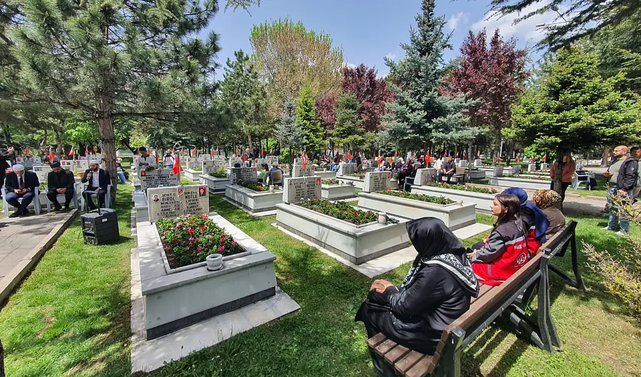 Kayseri'de şehit anneleri Anneler Günü'nde evlatlarının kabrini ziyaret etti