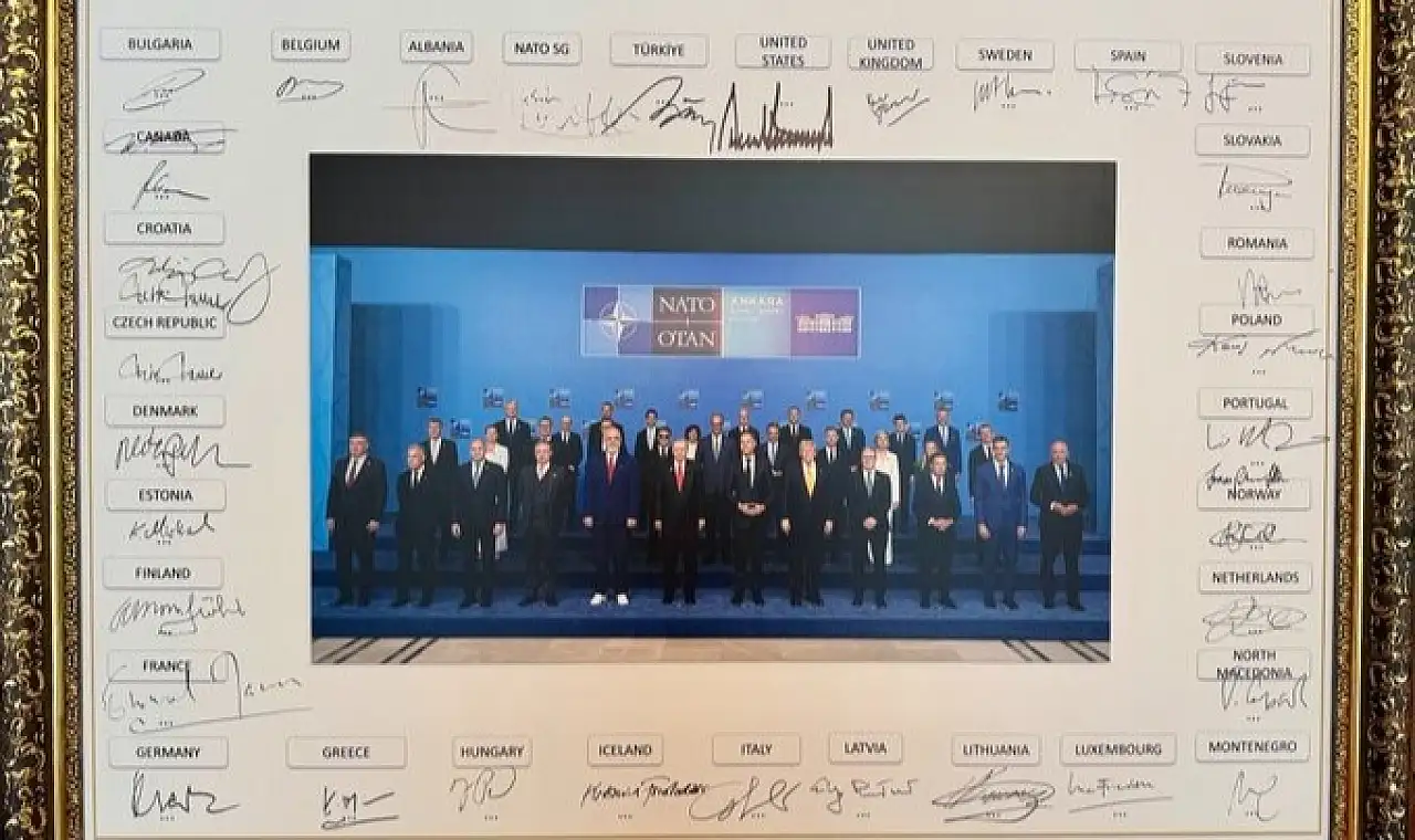 NATO Zirvesi'nin hatıra karelerinde son imza Erdoğan'dan