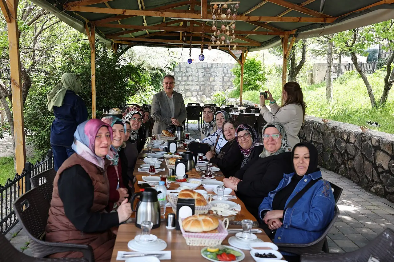 Başkan Özdoğan'dan işitme engelli kursiyerlere Hürmetçi gezisi