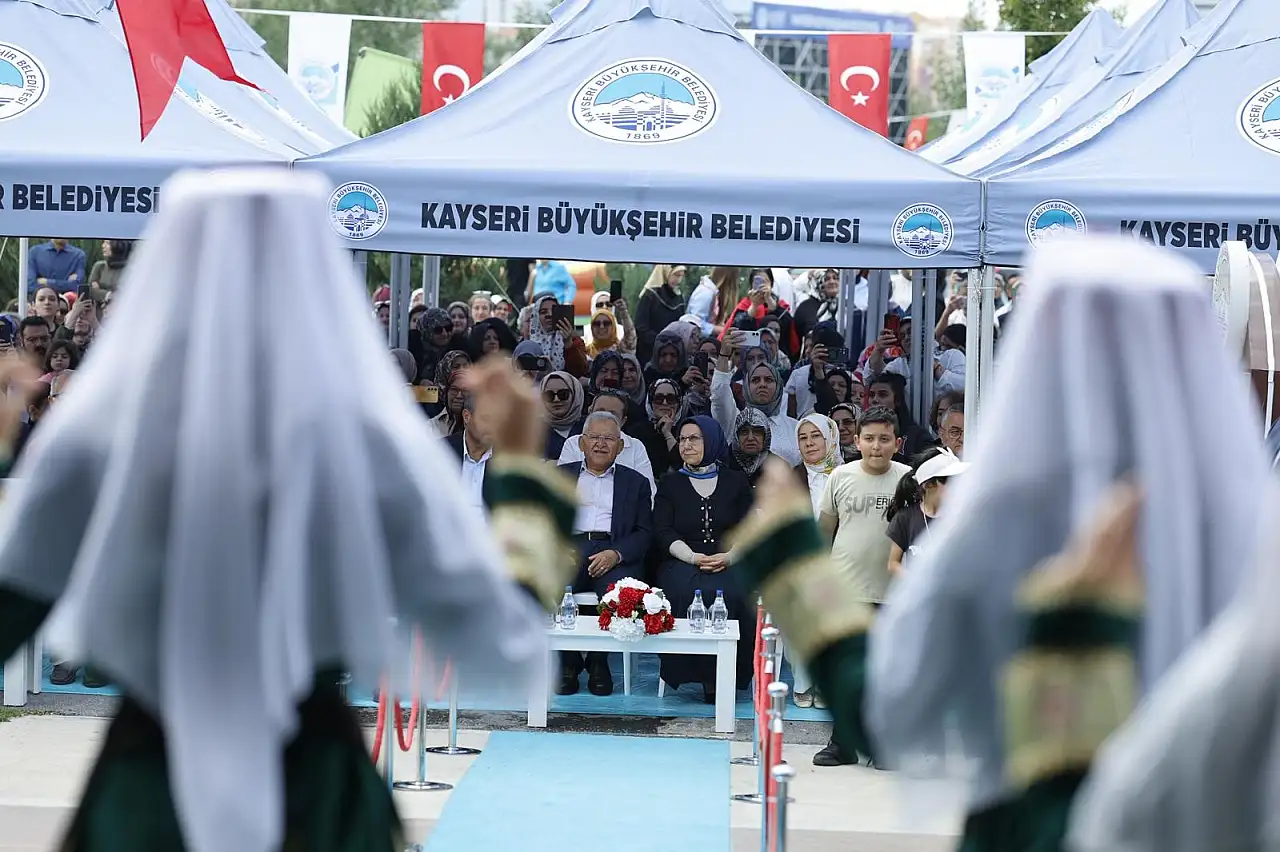 KAYMEK'in bin 200 eserlik yıl sonu sergisi açıldı