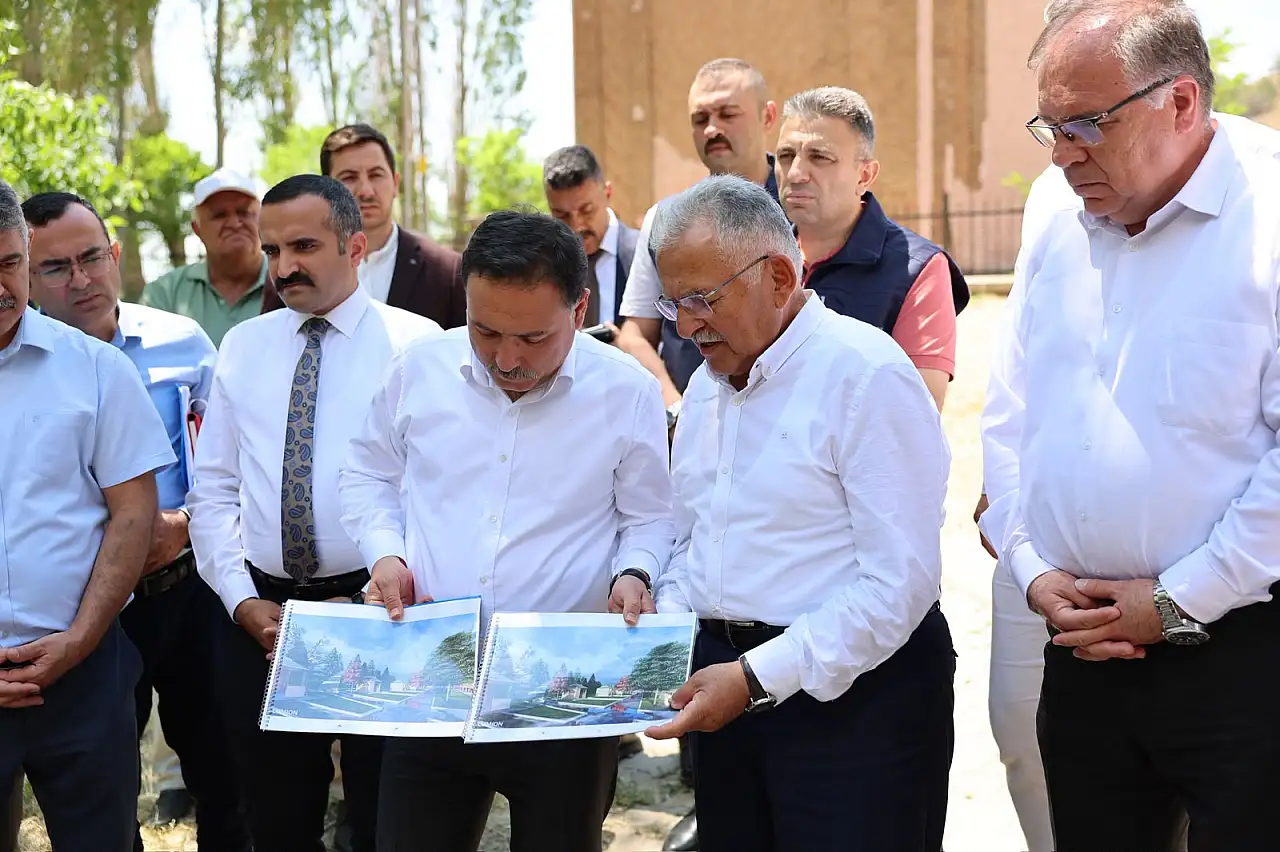 Vali Çiçek ve Başkan Büyükkılıç'tan Melikgazi türbesinde inceleme