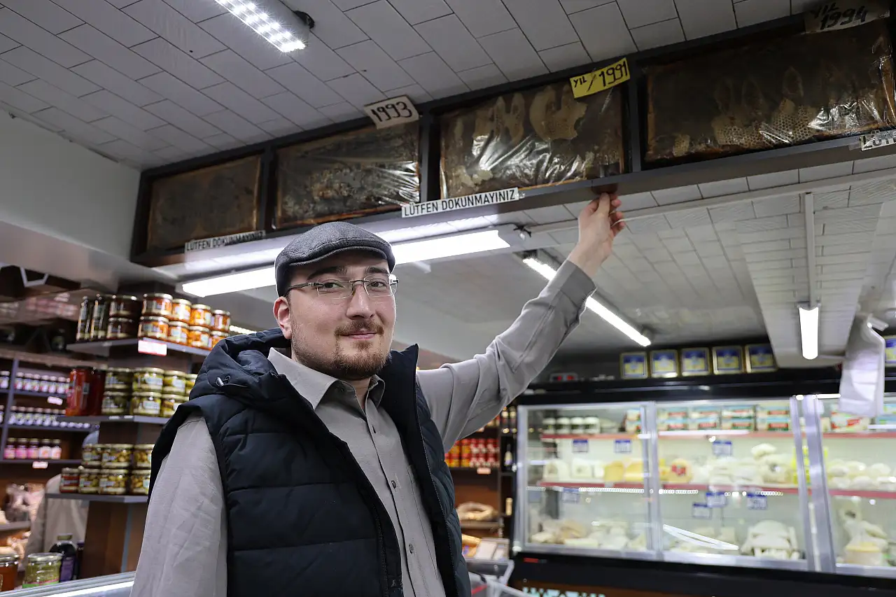 Üzerinde Allah lafzı bulunan 35 yıllık bal çerçeveleri dikkat çekiyor