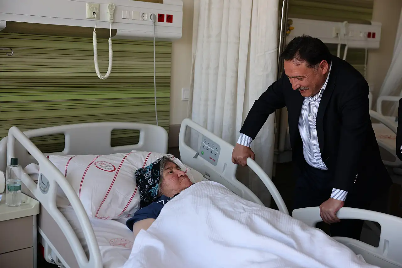 Vali Çiçek'ten hastanede bayram ziyareti
