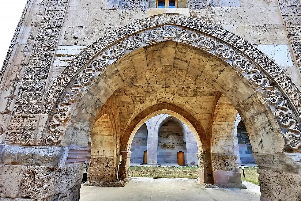 Tuzhisar Sultan Hanı: İpek Yolu'nun Selçuklu Mirası