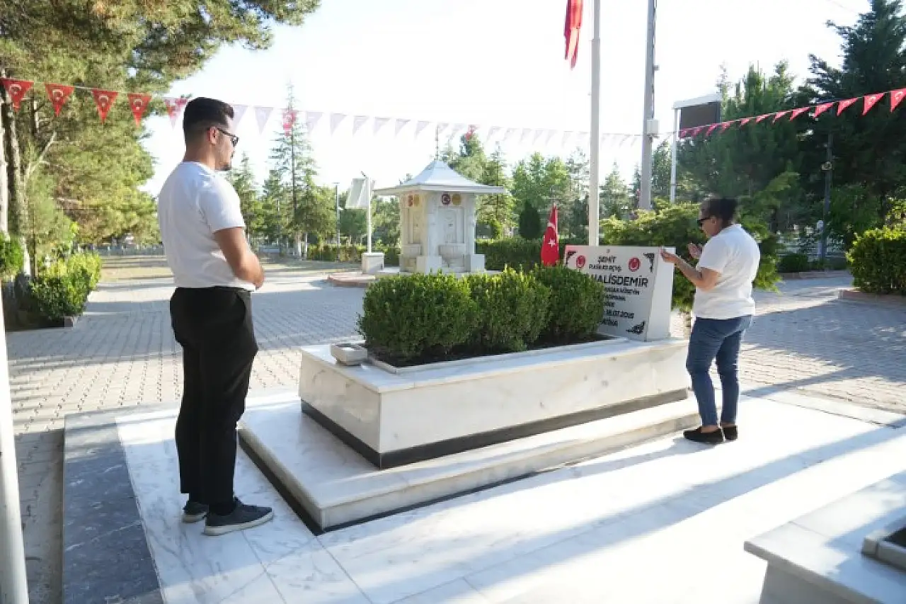 Türkiye'nin dört bir yanından şehit Ömer Halisdemir'in kabrine ziyaret