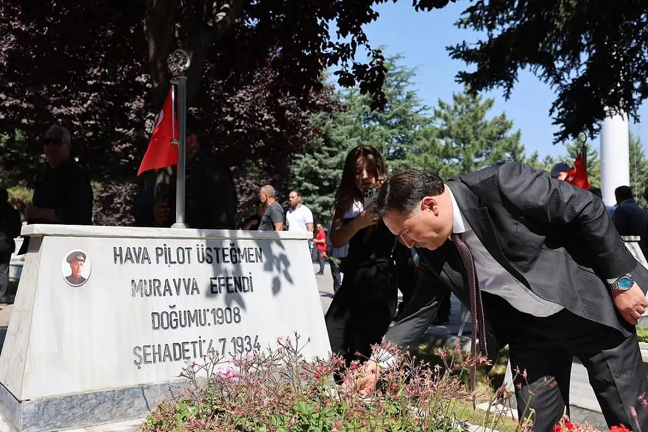 Kayseri'de şehitler dualarla anıldı, kabirlerine karanfil bırakıldı