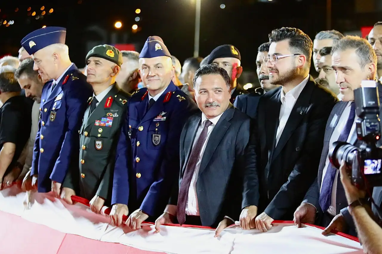 Kayseri'de tarihi an: Dünyanın en büyük Türk bayrağı açıldı