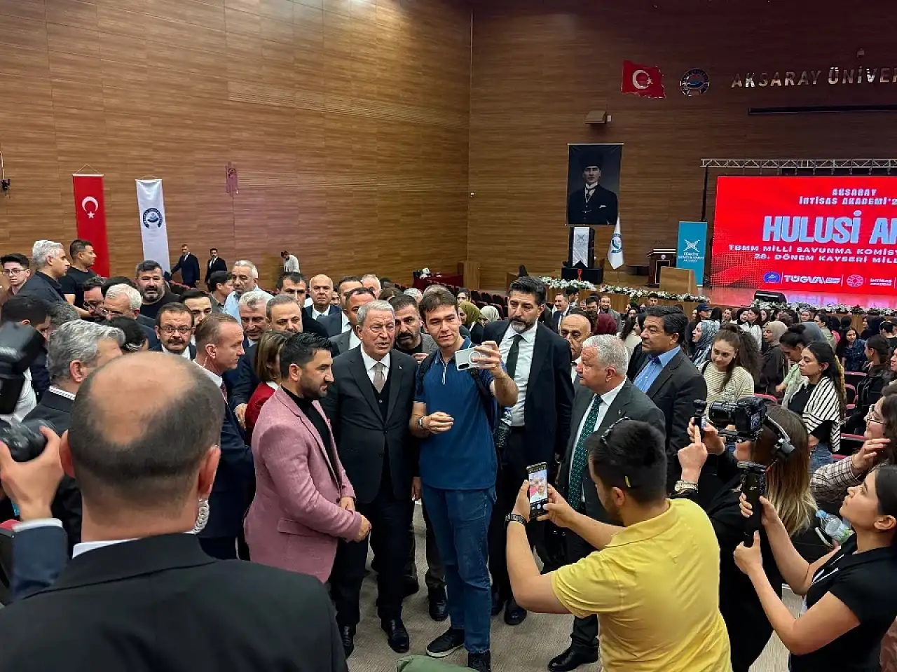 Hulusi Akar'dan gençlere çağrı: İşi gücü bırakıp Çin'e gidin