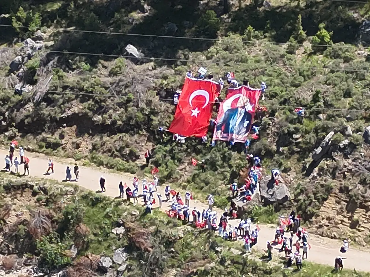 Jandarmadan 54 metrekarelik bayrakla zirvede gurur anı
