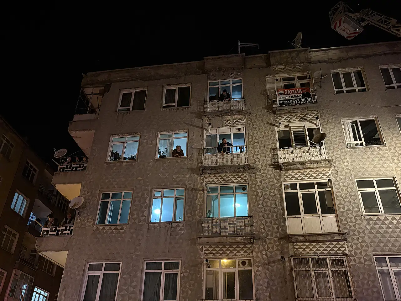 Bodrum katta çıkan yangın paniğe neden oldu