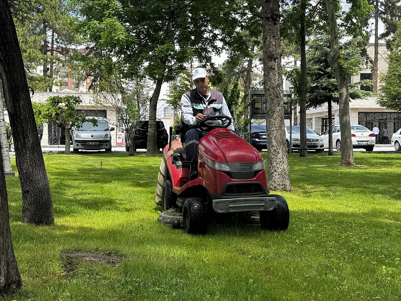 Kayseri'de mezarlıklar bayrama hazırlandı