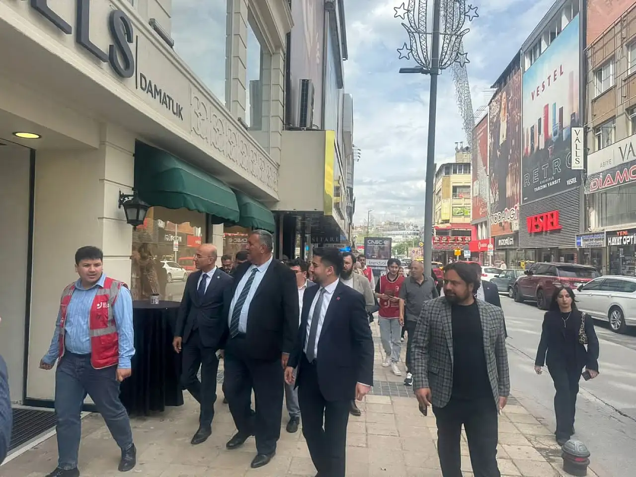 CHP'nin çiçeği burnunda başkanından esnaf turu