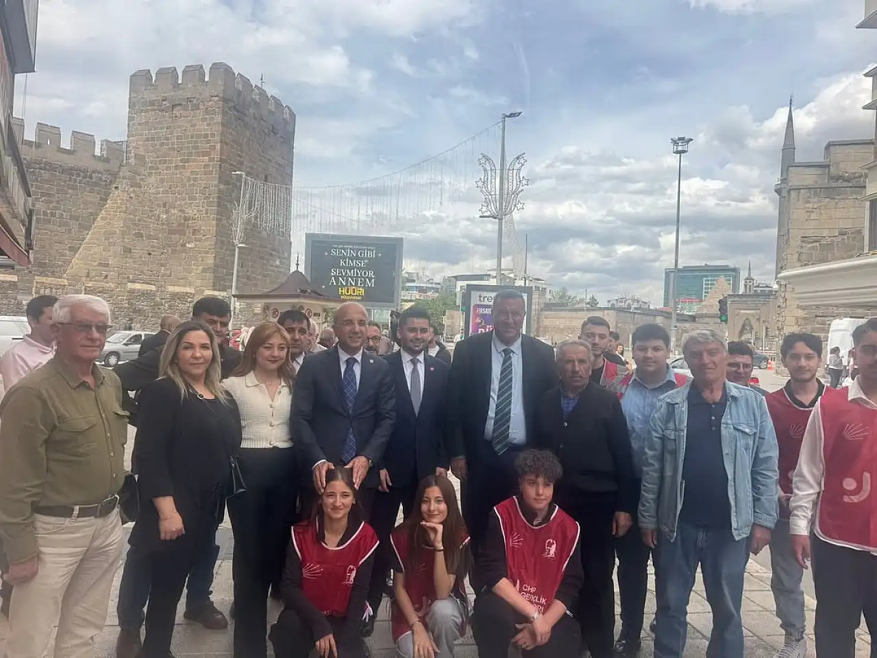 CHP'nin çiçeği burnunda başkanından esnaf turu