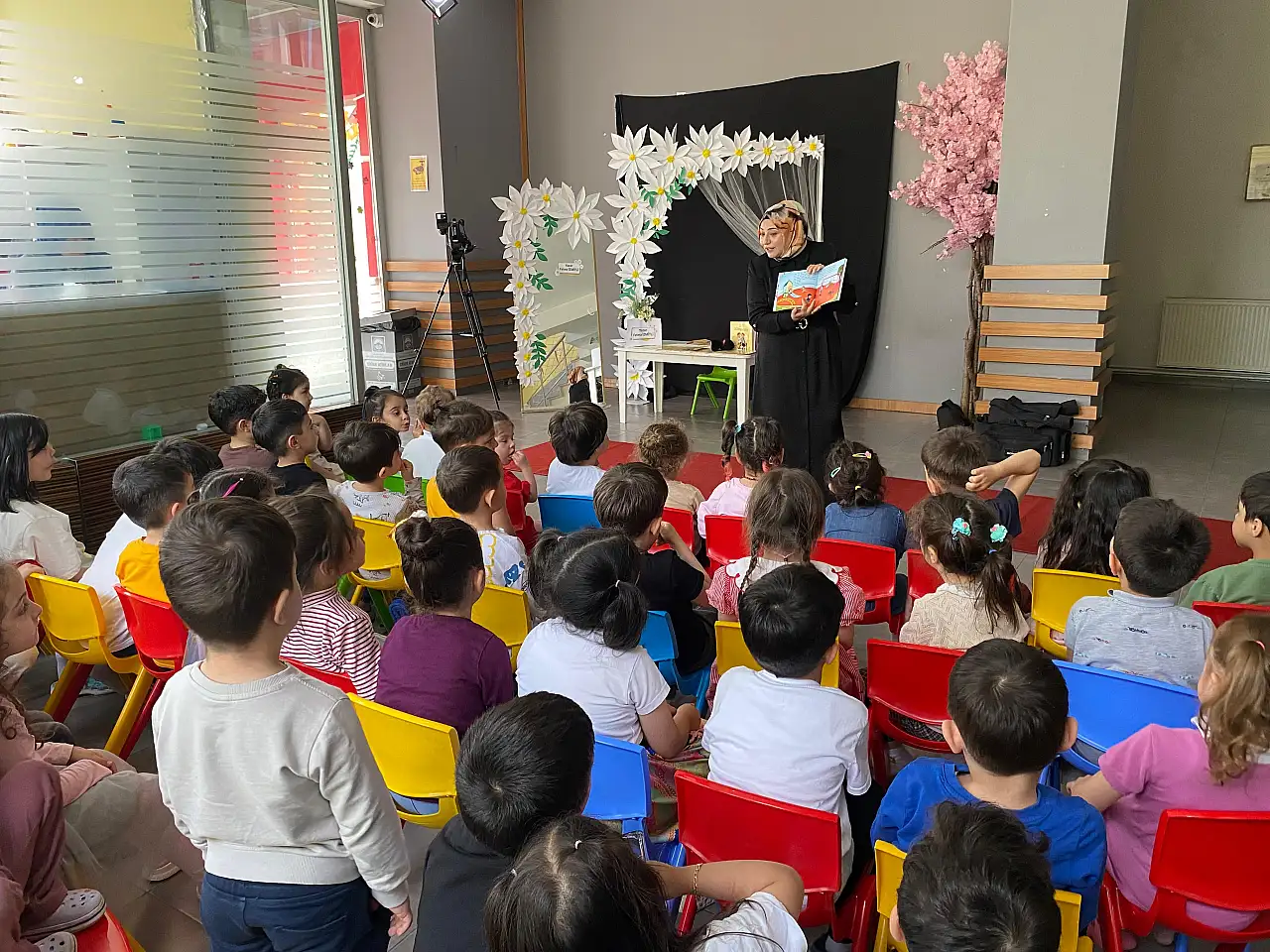 Kayseri'de 'İkizlerden Hikayeler' kitabının imza etkinliği gerçekleşti