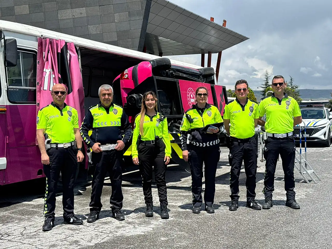Trafik ekipleri bayram öncesi otogarda: Emniyet kemeri hayat kurtarır