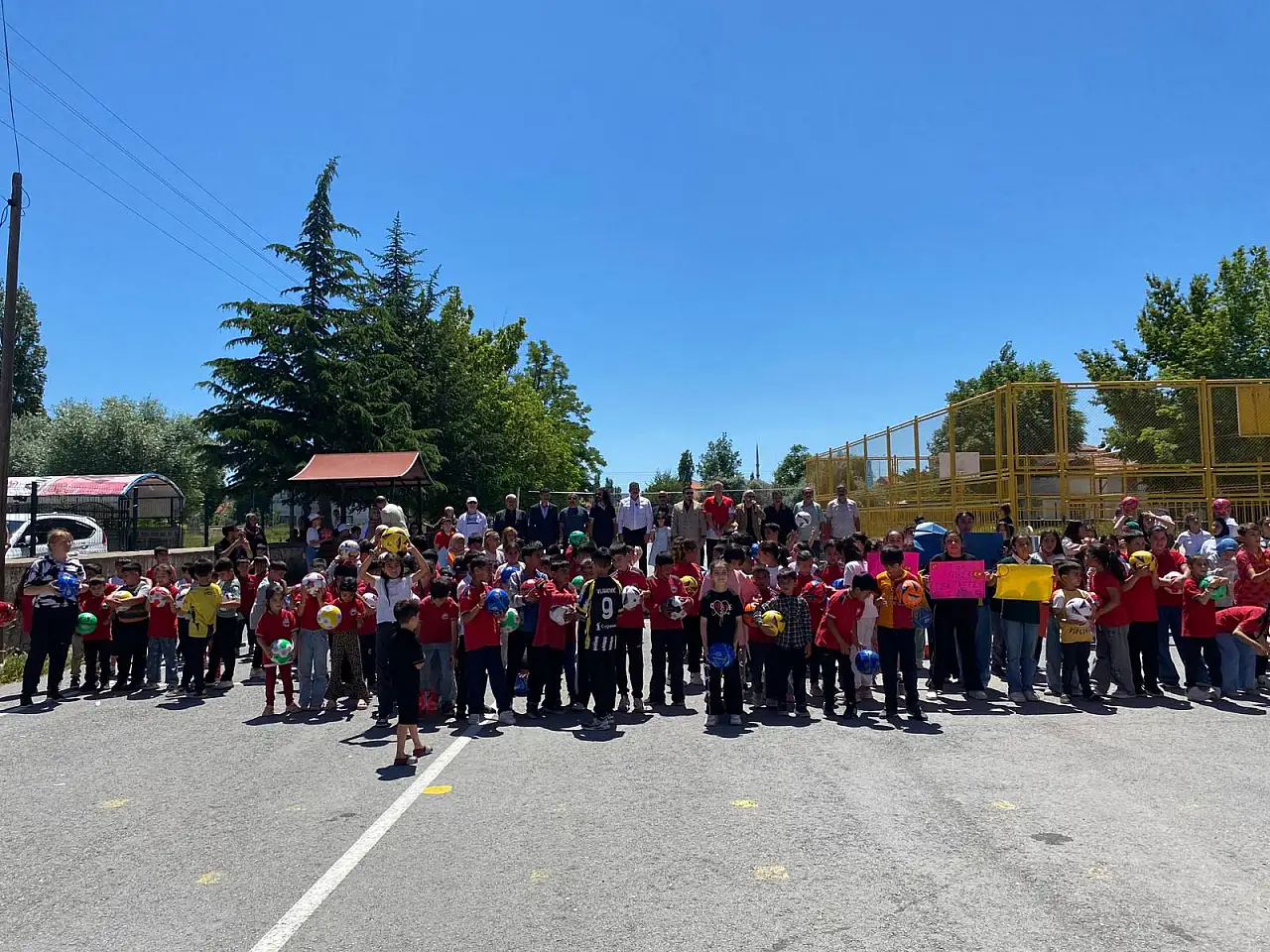 Milli takıma destek için çocuklarla buluştular Kayseri'de anlamlı etkinlik