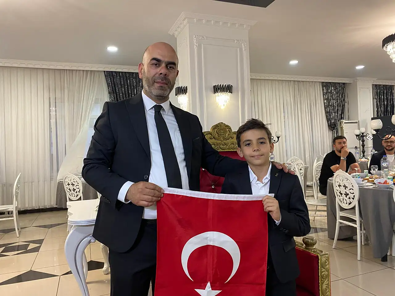Eğitimci-Yazar Cezmi Eşelioğlu'nun mutlu günü