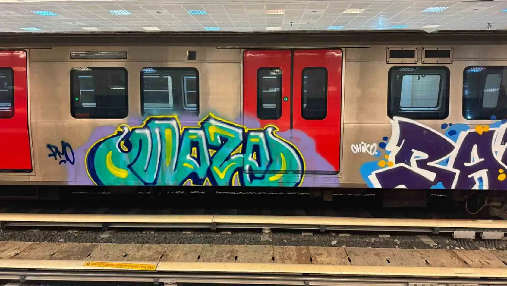 Ankara'da iki şahıs metro vagonlarına grafiti yaptı: O anlar güvenlik kamerasına yansıdı