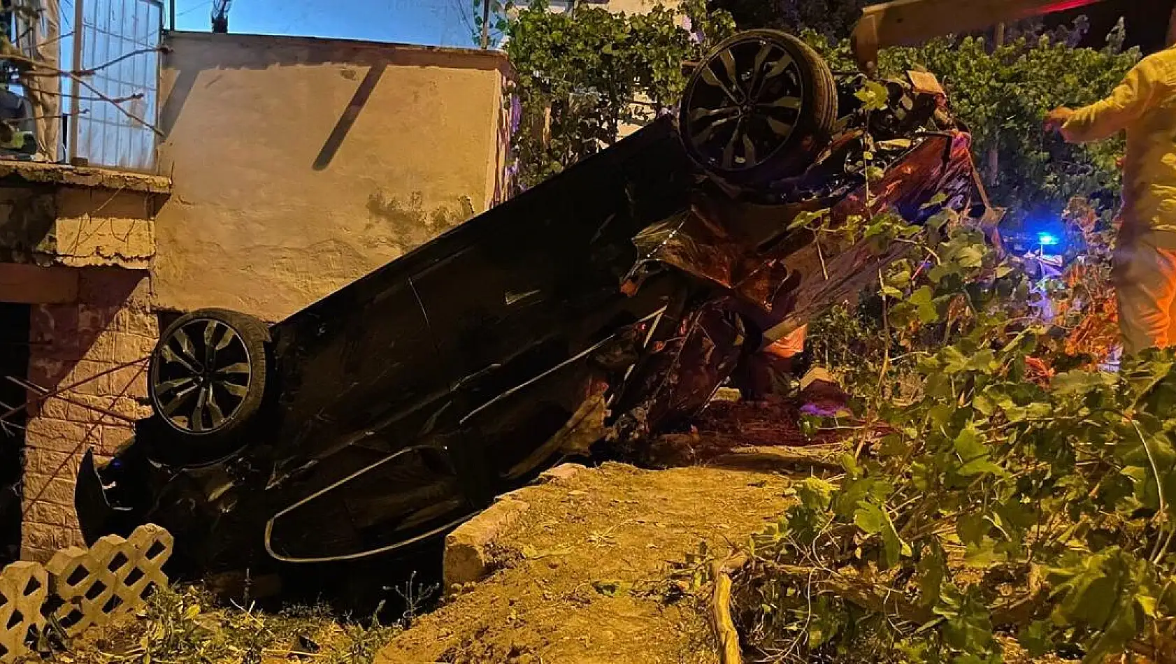 OTOMOBİL, MÜSTAKİL EVİN BAHÇESİNE UÇTU