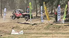 Ormanın kalbinde nefes kesen mücadele: 62 araç aynı parkurda