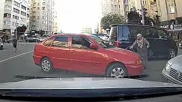 Park yeri savaşını bastonlu yaşlı kadın kazandı