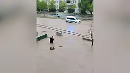 Sel sularına kapılan yaşlı adamı son anda kurtardılar