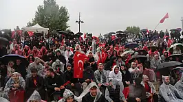 Yağmur dinlemediler, milli takım için meydana koştular