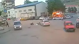 Yahyalı'da otomobil ile motosikletin çarpıştığı kaza kamerada