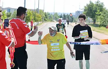 Kayseri'de 7'den 70'e yüzlerce vatandaş demokrasi koşusunda buluştu