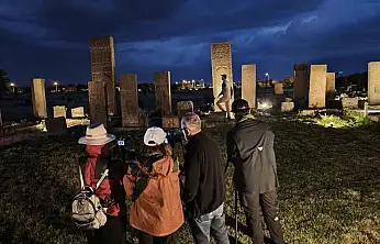 Ahlat Selçuklu Meydan Mezarlığı'nda Gece Müzeciliği'ne yoğun ilgi