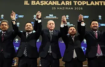 AK Parti'ye katılan 3 belediye başkanına rozeti Cumhurbaşkanı Erdoğan taktı