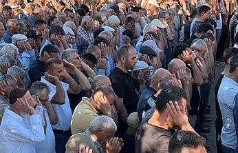 Almanya'dan memleketlerine giderken kazada ölen 3 kişi son yolculuğuna uğurlandı